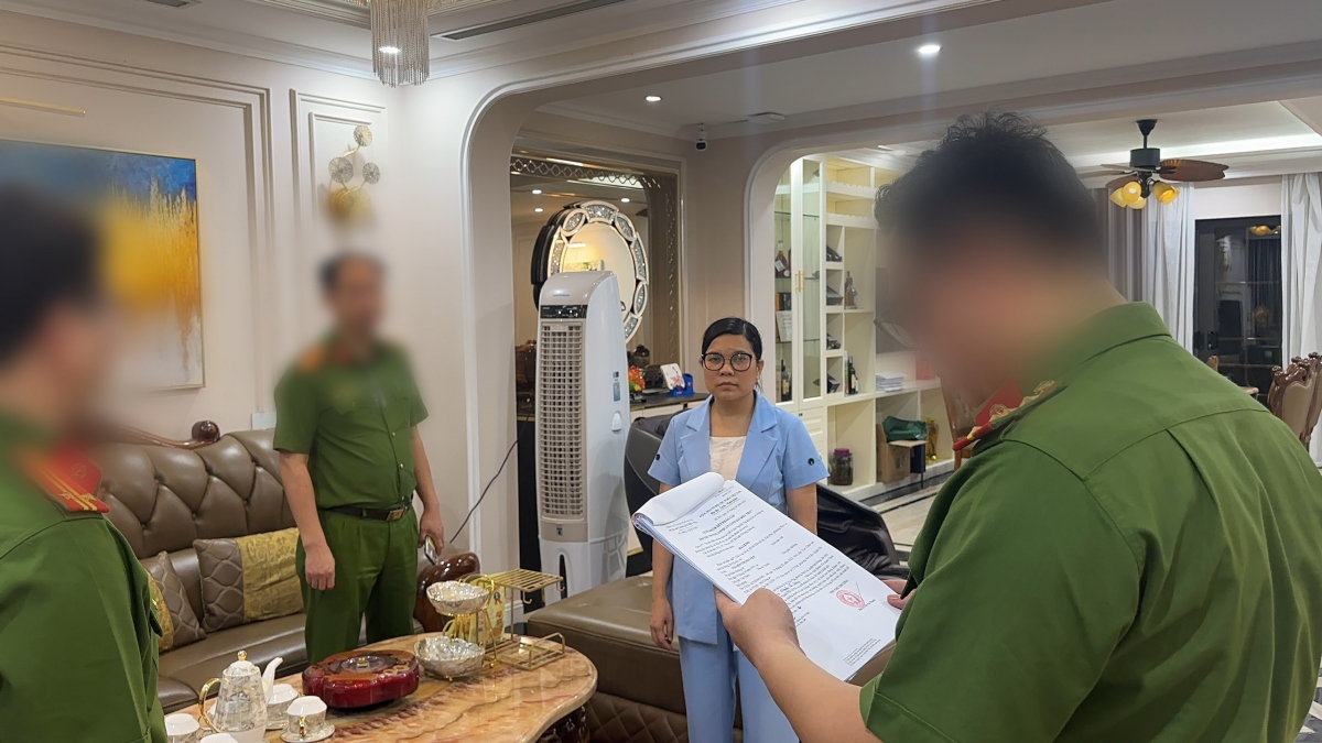 Cơ quan Công an tống đạt các quyết định tố tụng