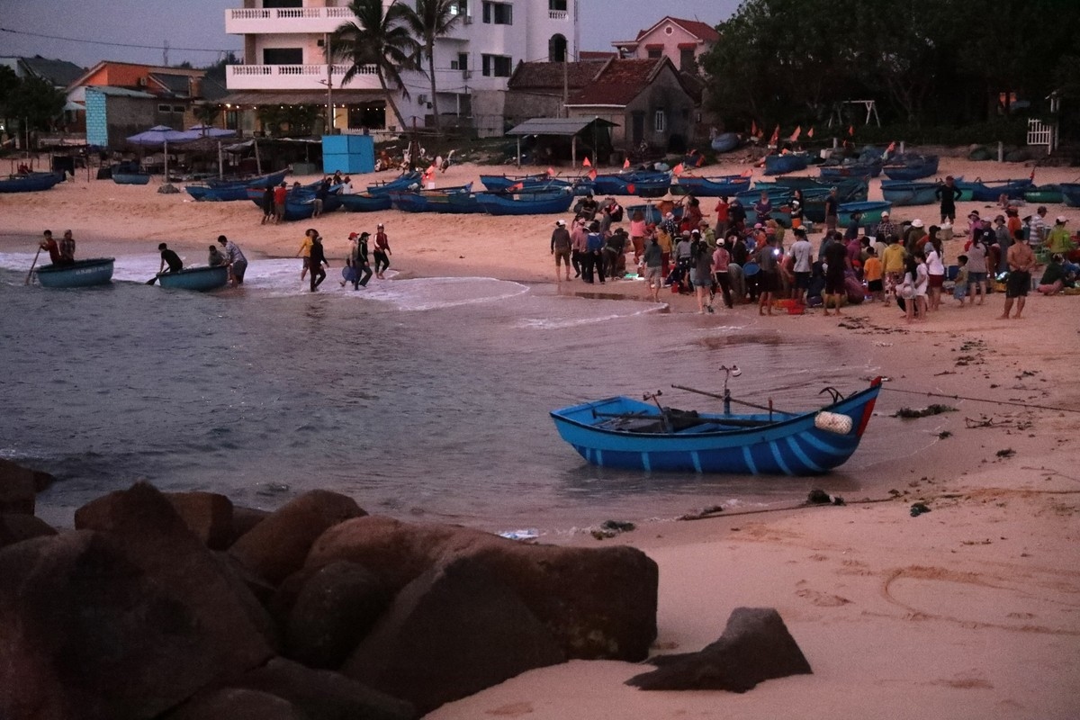 Mùa này, khi biển bắt đầu đi dần ra xa, bãi cát trước làng chài như rộng lớn hơn. Buổi sáng, khi mặt trời bắt đầu ưng ửng ở phía đông, những chiếc thuyền đánh cá gần bờ bắt đầu cập bờ ở ngay chân sóng (thuyền nhỏ đi tìm luồng cá từ chiều hôm trước; còn những thuyền lớn hơn, đánh bắt dài ngày ở khơi xa sẽ cập vào cảng cá). Lúc này, không gian bãi biển gần mép nước ngay trước làng trở thành bến cá