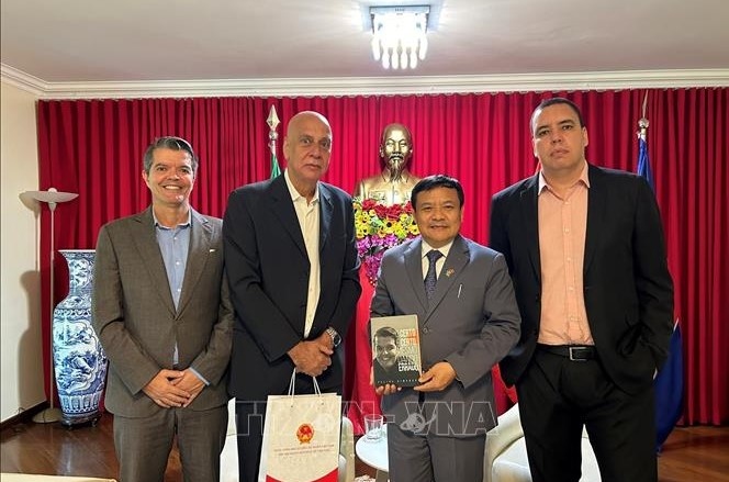 Vietnamese Ambassador to Brazil Bui Van Nghi (second from right) and Deputy Mayor of Rio de Janeiro City Nilton Caldeira 