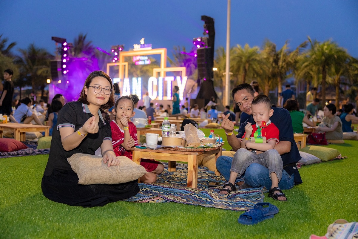 Vừa thưởng thức ẩm thực độc đáo, vừa lắng nghe những giai điệu âm nhạc tươi trẻ, mang đậm âm hưởng mùa hè sôi động, cư dân như được nạp lại năng lượng trước khi bước vào hành trình thú vị tiếp theo.