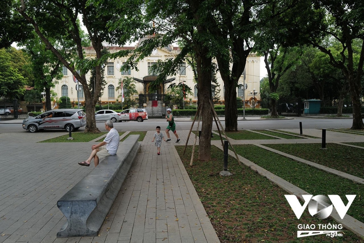 Bên cạnh đó, không gian vườn hoa cũng được lát đá, dựng ghế ngồi, trồng cây... khiến vườn hoa trở nên khang trang hơn rất nhiều, và trở thành điểm đến yêu thích của người dân Thủ đô và du khách