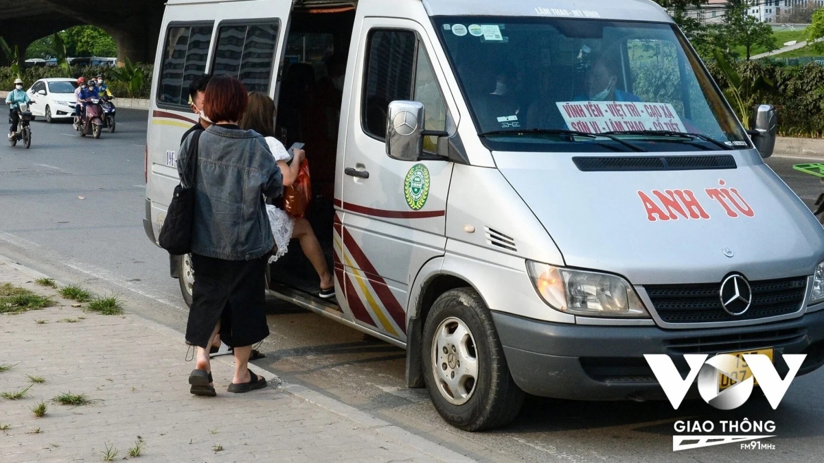 Để tránh tình trạng tắc đường, nhiều người đã rủ bạn bè cùng quê đặt riêng 1 chuyến xe