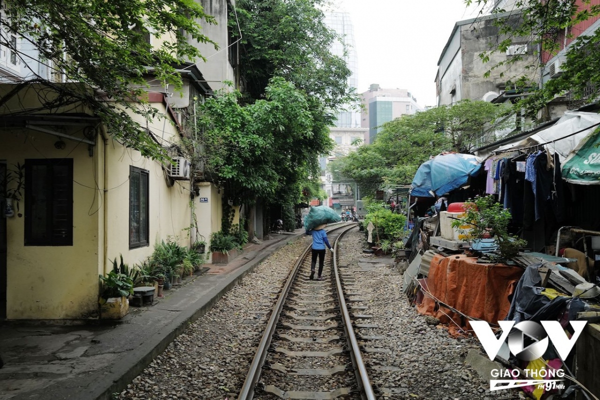 Chị T, "sống" bên dưới những tấm bạt che và đủ các loại vật liệu được mang về che chắn thành căn nhà ngay sát đường tàu. Chị cho biết đã trú ngụ ở đây từ rất lâu rồi, cũng không nhớ nổi từ khi nào. Chị cho biết chỉ thỉnh thoảng mới thấy vài người nước ngoài đi qua đây, nên cuộc sống của chị và những người hàng xóm không bị ảnh hưởng gì