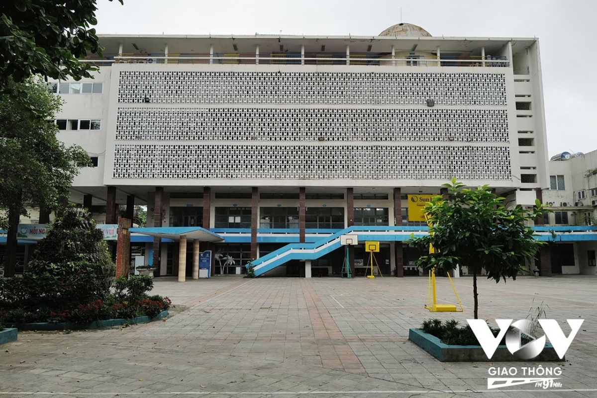 Dù khá khó nhận ra sự khác biệt so với trước, nhưng về cơ bản, không gian Cung Thiếu nhi đã sạch sẽ và thoáng đãng hơn... Những dịch vụ kinh doanh trong sân Cung thiếu nhi đã được dẹp bỏ, trả lại mặt bằng không gian cho nơi này