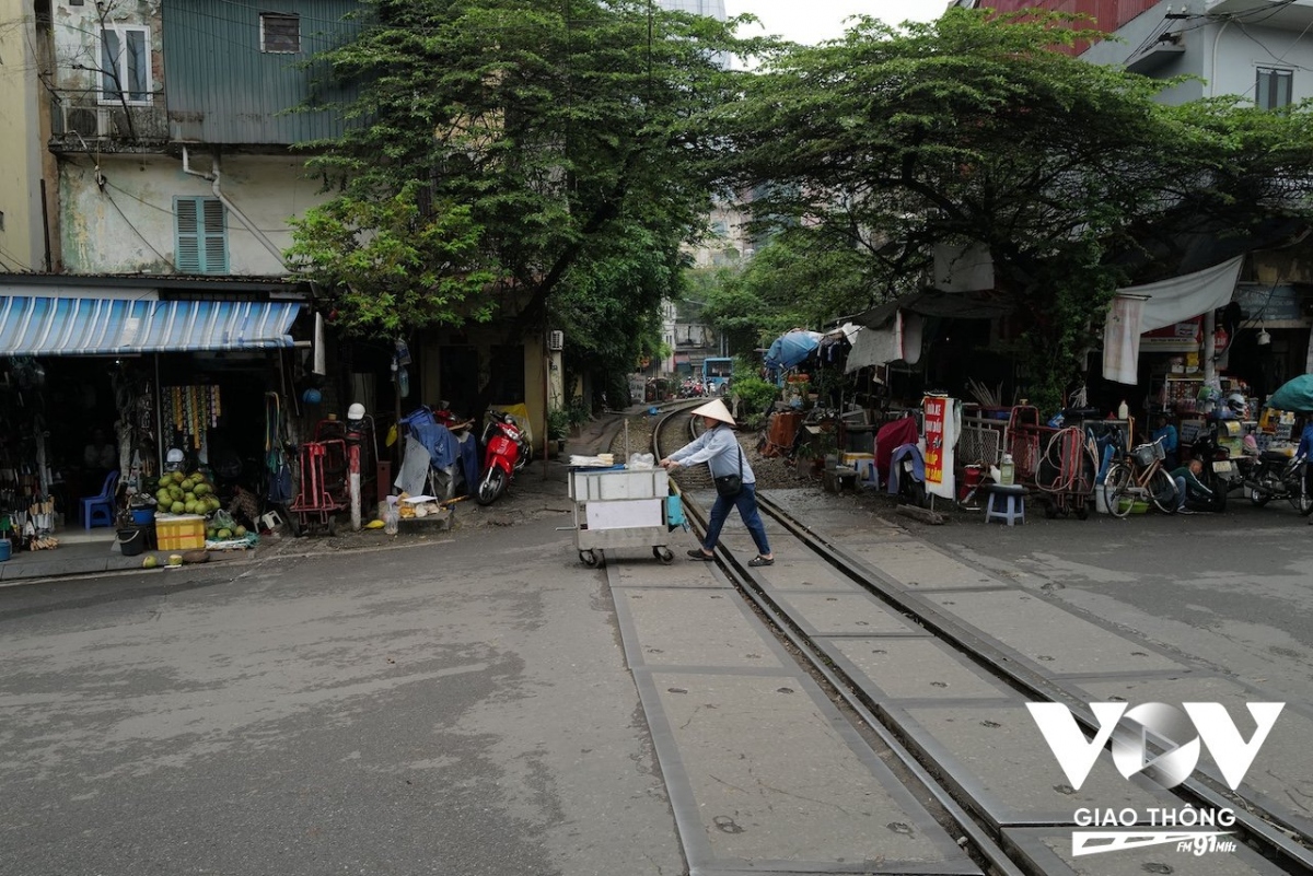 Không cần phải rào chắn hay cắt cử người đứng canh, tuyến đường sắt nội đô này nằm ngay đối diện cung đường tàu Phùng Hưng nhưng không "thu hút" và "hấp dẫn" du khách nước ngoài, nên cuộc sống, khung cảnh ở đây khá bình yên