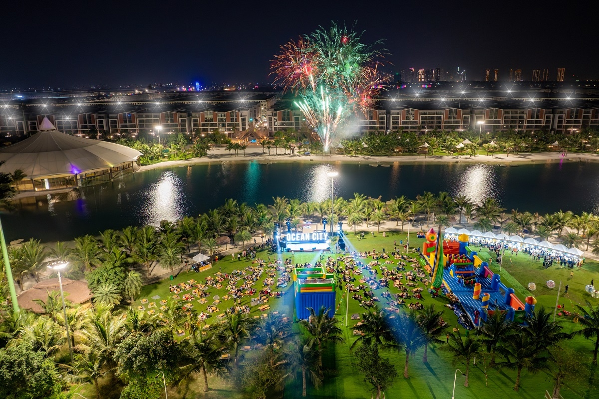 Lễ hội đặc quyền “Chào mùa hè 2024” tại Ocean City sẽ tiếp tục diễn ra đến hết ngày 27/4, hứa hẹn mang đến một mùa hè sôi động, rực rỡ sắc màu và bùng nổ cảm xúc tại “thành phố điểm đến” phía Đông Thủ đô. Nơi đây không chỉ sở hữu thiên nhiên trong lành, tươi đẹp, tiện ích thời thượng, đủ đầy mà còn có cộng đồng cư dân luôn ngập tràn niềm vui, hạnh phúc với đời sống tinh thần phong phú. Đó cũng chính là yếu tố tạo nên sức hút khó cưỡng của “nơi đáng sống bậc nhất hành tinh” với cộng đồng cư dân đa quốc tịch.