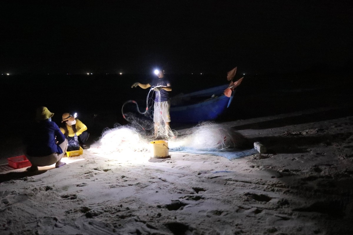 Bến họp từ lúc 3 giờ sáng mỗi ngày. Trong ánh đèn điện mờ mờ vừa đủ để soi thấy đường đi, những chiếc đèn pin đeo trên cổ, trên ngực, trên trán của những người mua bán tại chợ đã phát huy tác dụng đặc biệt
