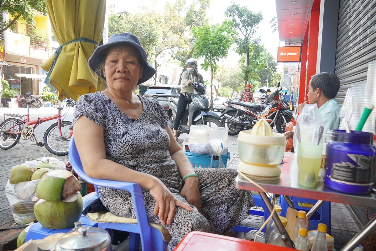 Bà Kim Cương tranh thủ chợp mắt vào buổi chiều khi đang vắng khách (Ảnh: Hoàng Minh)