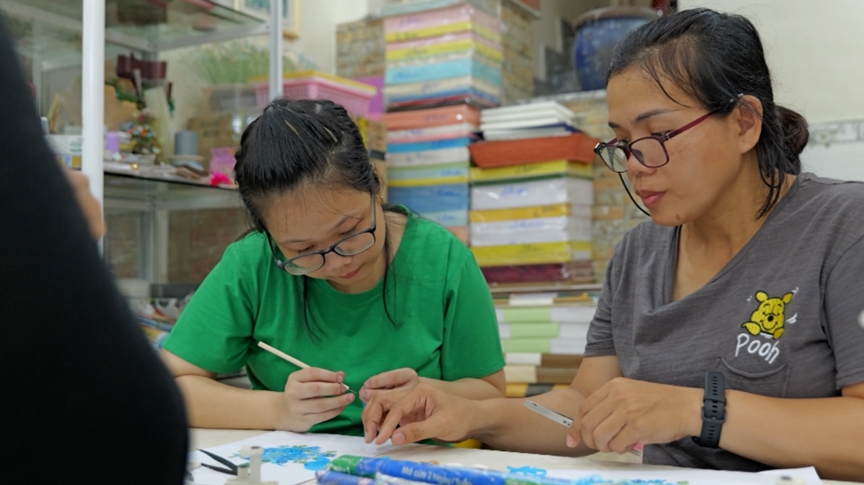 Thúy Vy không may bị liệt và teo một chân bên phải sau một cơn sốt cao
