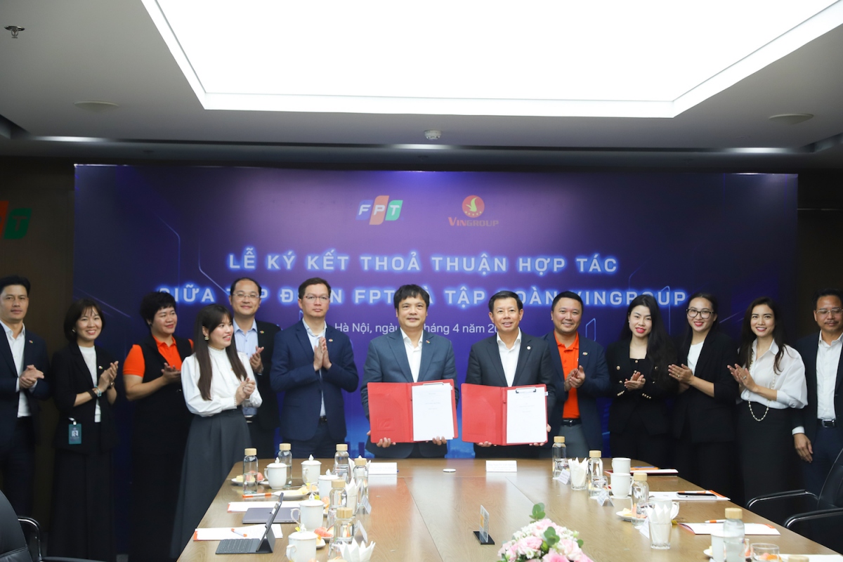 Ông Nguyễn Văn Khoa - Tổng giám đốc Tập đoàn FPT ký kết hợp tác với ông Nguyễn Việt Quang - Tổng giám đốc Tập đoàn Vingroup