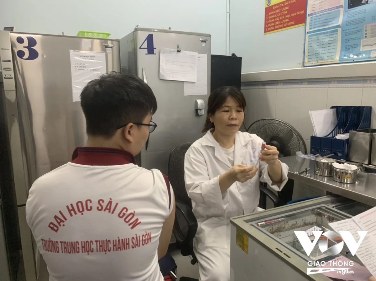 Một học sinh bị chó nhà hàng xóm cắn phải đi tiêm ngừa bệnh dại