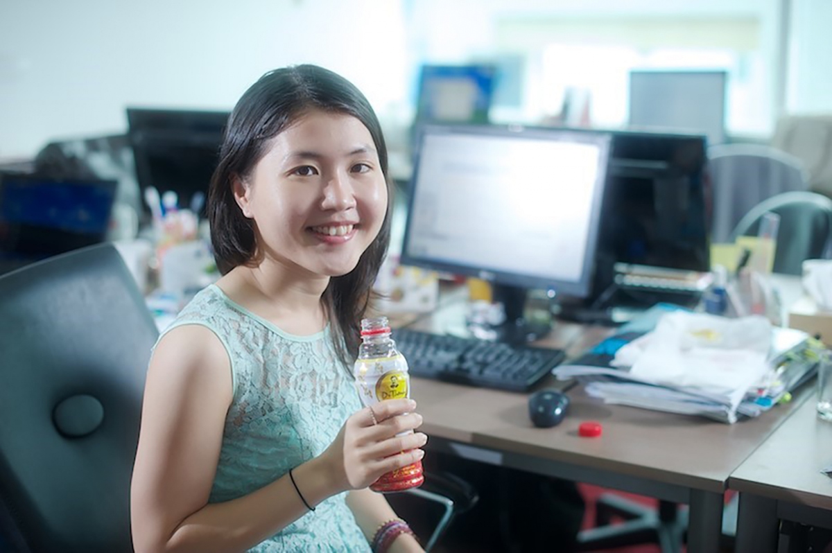 Trước thời tiết nóng bức và tình trạng thiếu ngủ kéo dài gây nóng trong người, nhiều gen Z chọn cách <a href="&lt;a%20href=%22https://tradrthanh.com/%22&gt;https://tradrthanh.com/&lt;/a&gt;" target="_blank">thanh lọc cơ thể</a> bằng Trà Thanh Nhiệt Dr Thanh - Hình minh họa
