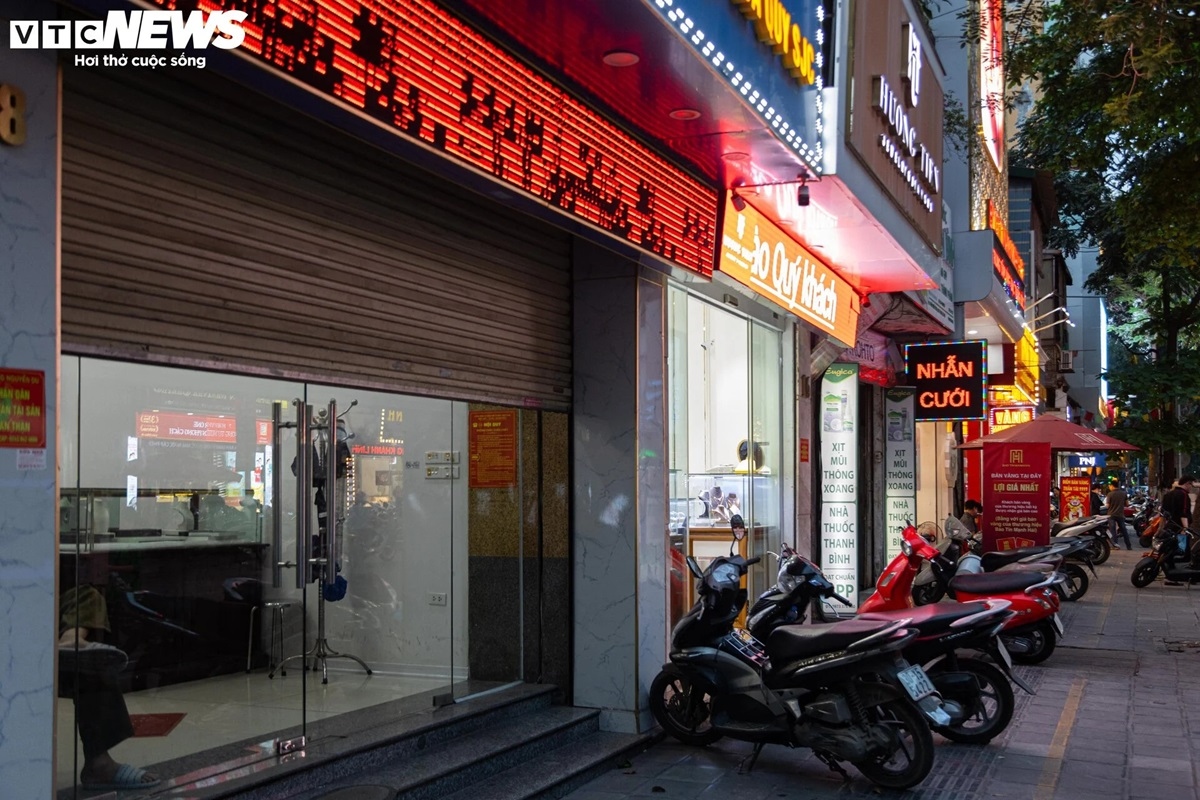 Cuối ngày 12/4, những ai đi qua phố Trần Nhân Tông (quận Hai Bà Trưng- Hà Nội) đều bất ngờ khi chứng kiến cảnh vắng vẻ, thông thoáng, khác hẳn với sự ồn ào của những dòng người xếp hàng dài dằng dặc chờ mua bán vàng những ngày trước đó.