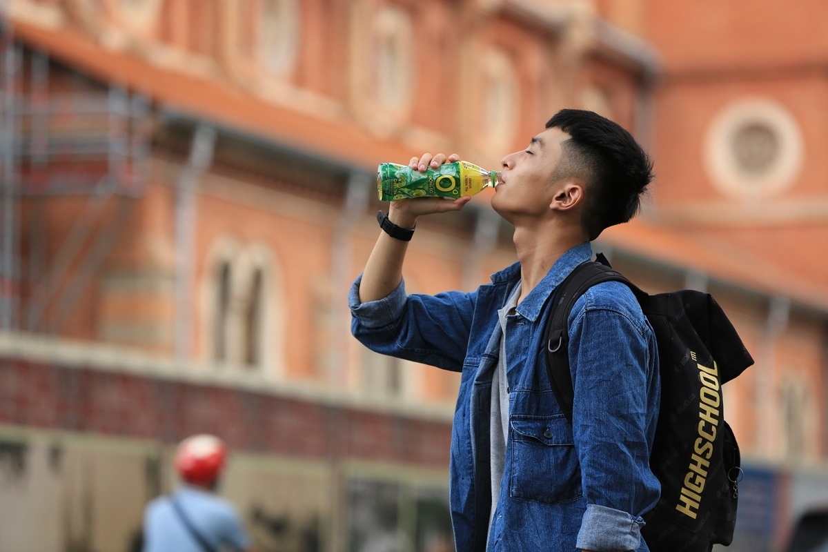 Với hàng triệu người trẻ, đầu hè họ không chỉ chạy deadline học tập, công việc mà còn trốn nắng nóng khi nền nhiệt nhiều nơi chạm vượt ngưỡng 40 độ C.