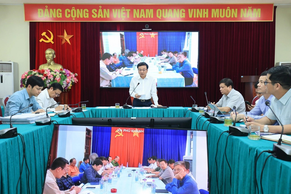 Thứ trưởng Bộ GTVT Nguyễn Danh Huy yêu cầu các đơn vị tập trung nguồn lực thi công xử lý sự cố sụt hầm đường sắt Bãi Gió với nguyên tắc "4 tại chỗ, 5 yêu cầu" theo tình huống khẩn cấp.