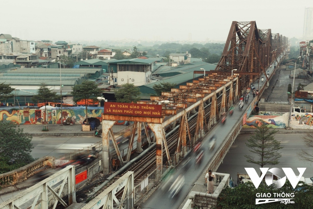 Cầu Long Biên - chứng tích lịch sử, gắn liền với nhiều sự kiện quan trọng của lịch sử Thủ đô Hà Nội... Trải qua nhiều biến cố lịch sử cũng như sự tàn phá của chiến tranh, thời gian... Cầu Long Biên đã nhiều lần được tu sửa. Và không chỉ là một công trình xây dựng mang tính lịch sử mà nó vẫn đang ngày đêm phục vụ giao thông cho người dân Thủ đô