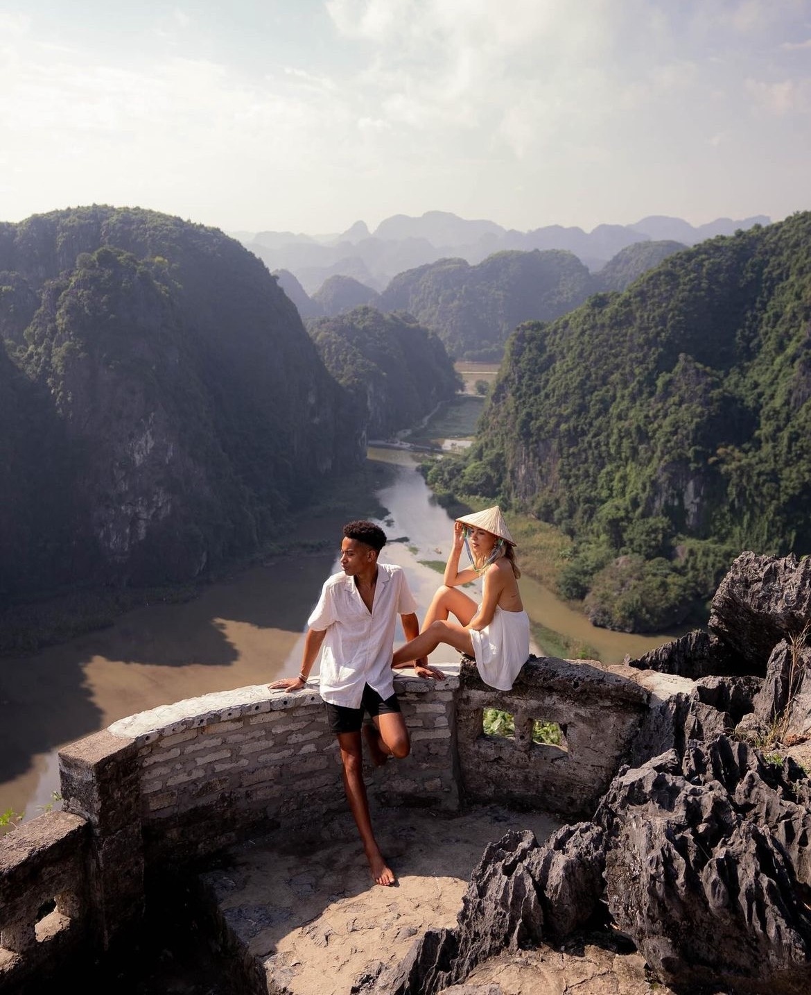 Due to high airfares, tourists are instead turning to nearby destinations as they look to travel by car or motorbike. Like every year, the ancient city of Ninh Binh continues to become a favourite destination chosen by many people.