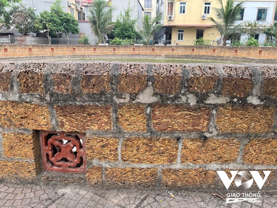 Xung quanh giếng cổ được nâng cấp, tường bao được kè bằng đá ong từ dưới đáy giếng lên trên.