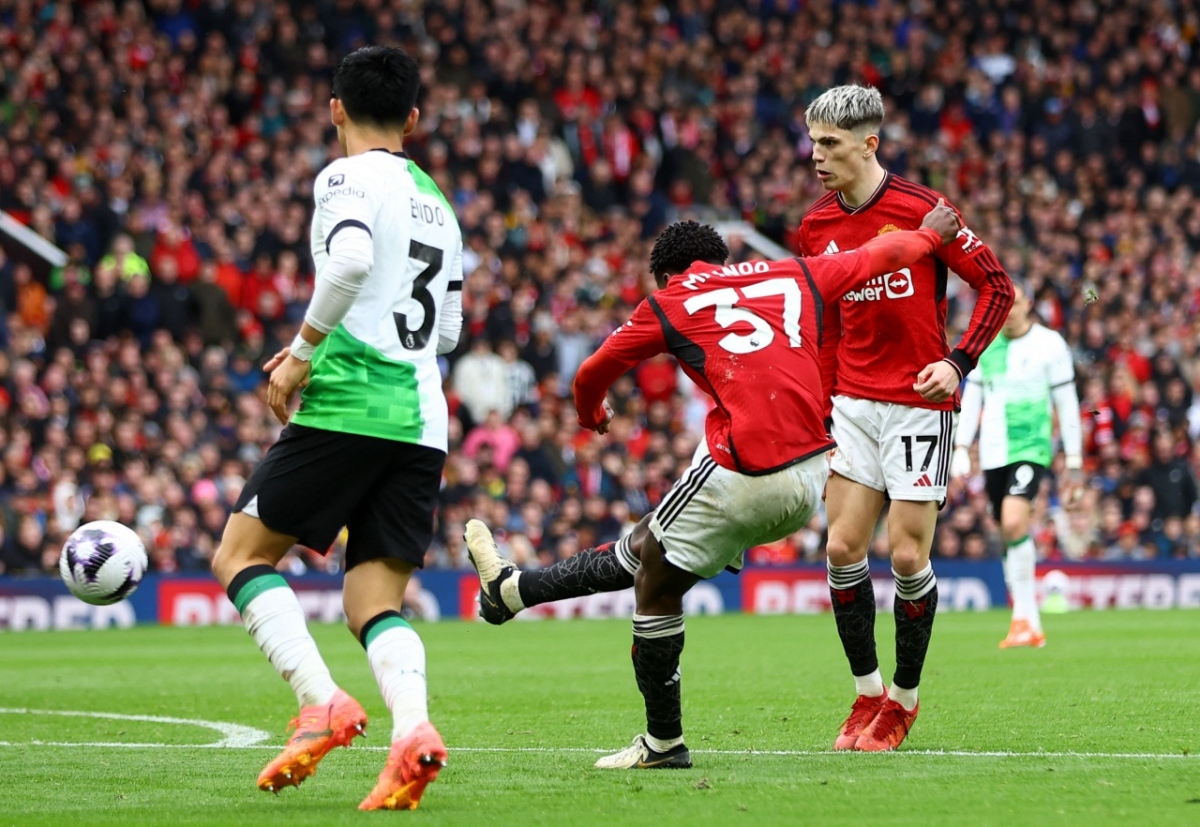 Tuyệt phẩm nâng tỷ số lên 2-1 cho MU trước Liverpool của Mainoo (Ảnh: Reuters)