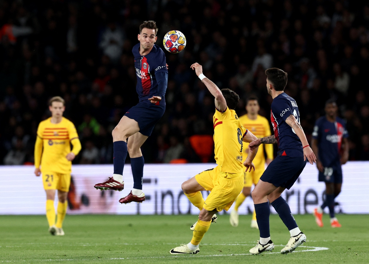 Barca đang dần lấy lại thế trận và tạo ra sức ép về phía khung thành của PSG (Ảnh: Reuters).