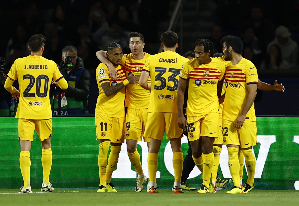 Barca ăn mừng bàn mở tỉ số (Ảnh: Reuters).