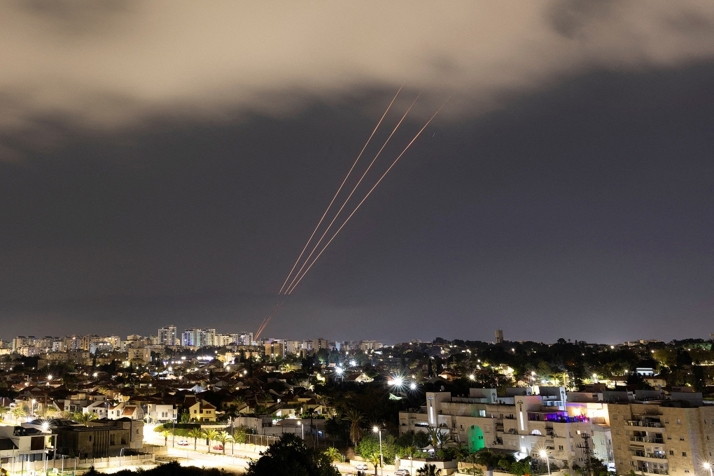 Các hệ thống phòng không tại thành phố Ashkelon của Israel hoạt động vào hôm 14/4 sau khi Iran tấn công. Ảnh: Reuters