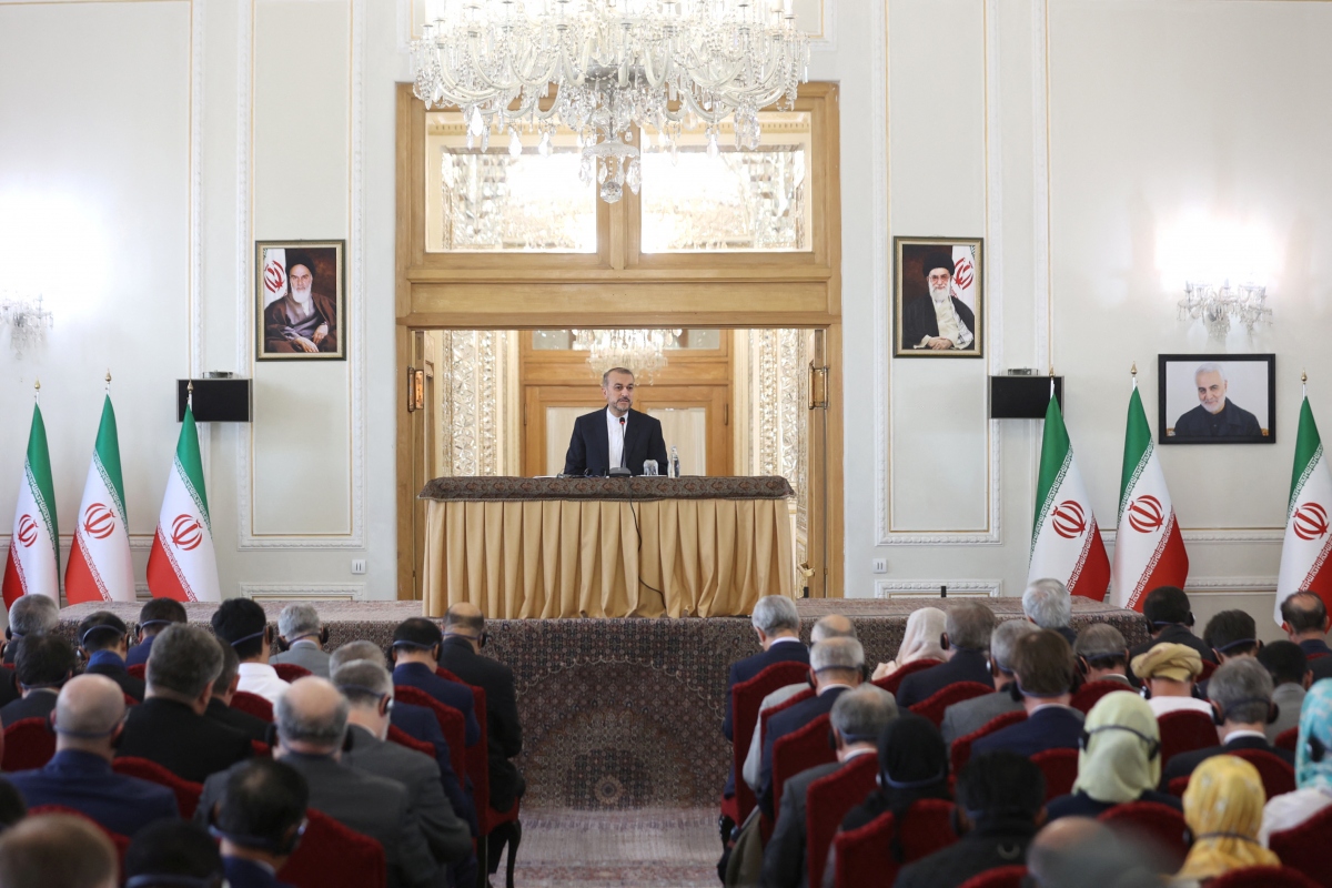 Ngoại trưởng Iran Amir-Abdollahian gặp các đại sứ nước ngoài ở Tehran. Ảnh: Reuters