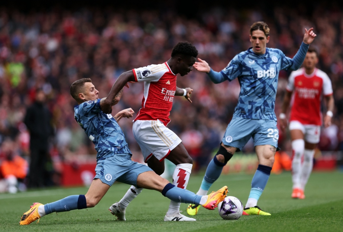 Arsenal đang dồn ép Aston Villa nghẹt thở (Ảnh: Reuters)