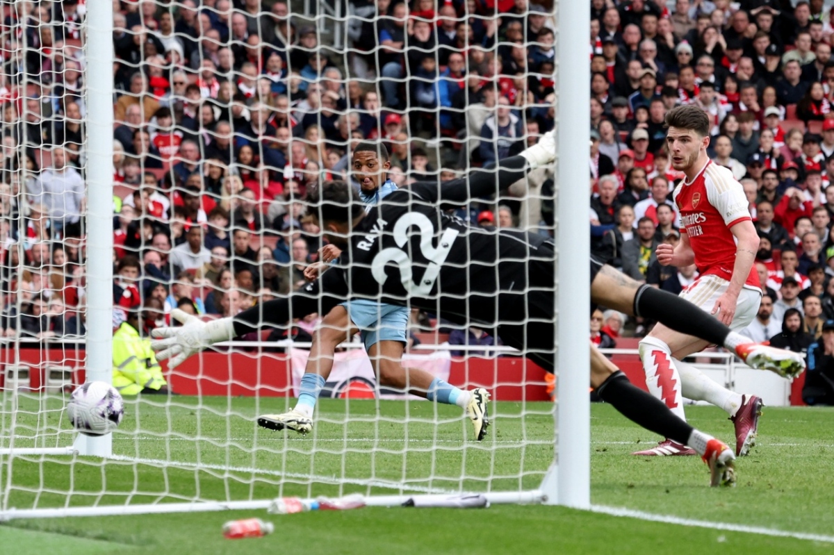 Bailey mở tỷ số cho Aston Villa (Ảnh: Reuters)