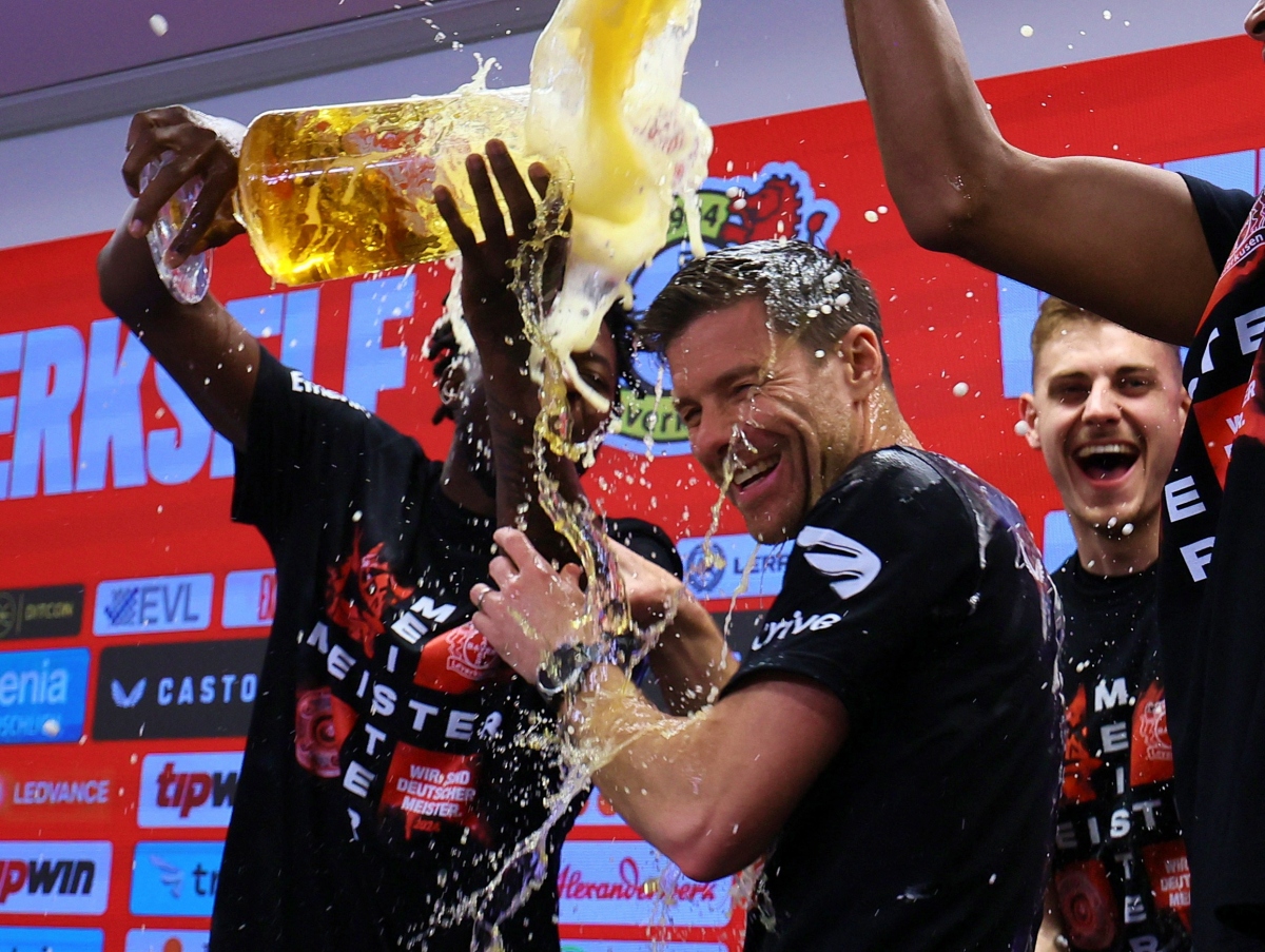 HLV Xabi Alonso giúp Leverkusen lần đầu tiên vô địch Bundesliga sau 120 thành lập CLB. (Ảnh: Reuters)