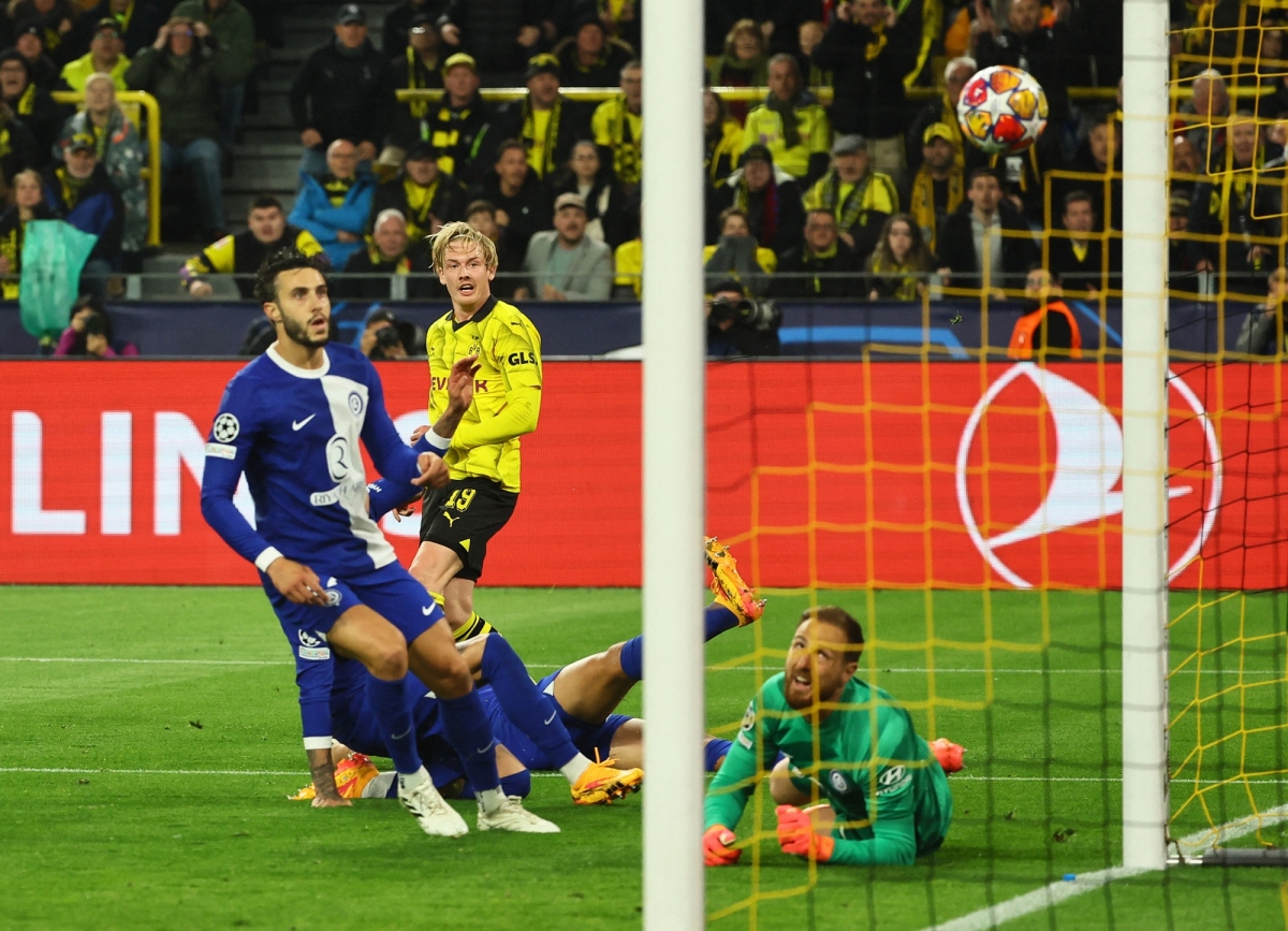 Brandt xé lưới Atletico Madrid. (Ảnh: Reuters)