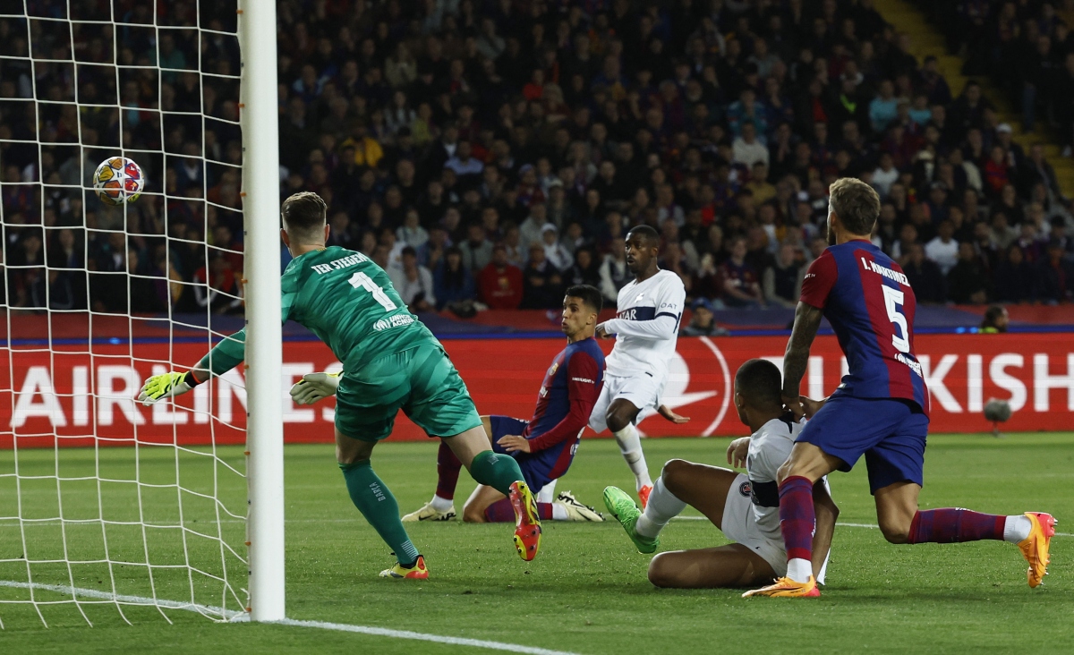 Dembele chọc thủng lưới Barca và thắp lên hy vọng cho PSG. (Ảnh: Reuters)