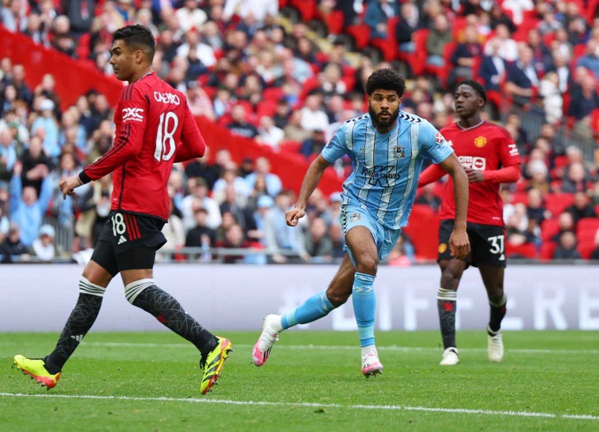 Simms rút ngắn tỷ số cho Coventry (Ảnh: Reuters)