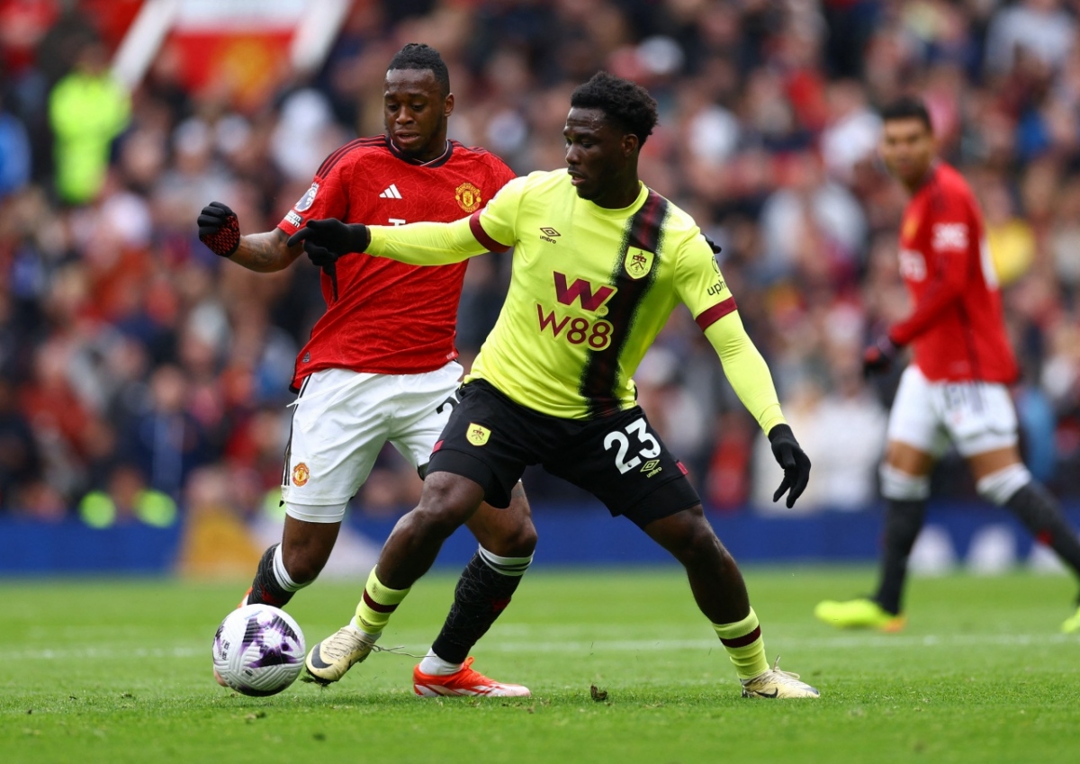 Burnley đang vùng lên ở những phút cuối hiệp một (Ảnh: Reuters)