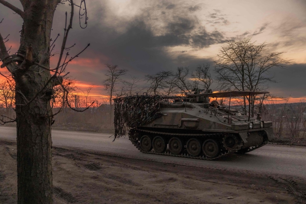 Binh sỹ Ukraine lái xe thiết giáp  FV103 Spartan trên một tuyến đường tại Chasiv Yar ở Donetsk. Nguồn: AFP