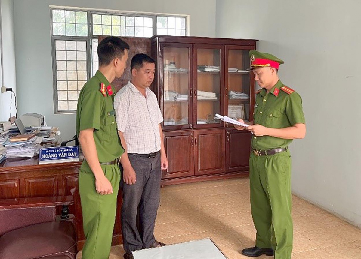 Thi hành quyết định khởi tố bị can, lệnh bắt bị can để tạm giam và lệnh khám xét đối với Hoàng Văn Đạt, Phó Chủ tịch UBND xã Ngọk Wang. Ảnh: Công an tỉnh Kon Tum