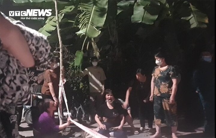 Mẹ nạn nhân gào khóc trong tuyệt vọng trước cái chết đau đớn của con gái.