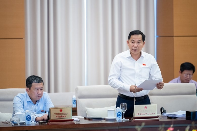 Chủ nhiệm Ủy ban Tài chính - Ngân sách Lê Quang Mạnh trình bày báo cáo thẩm tra sơ bộ dự án Luật Thuế giá trị gia tăng (sửa đổi)