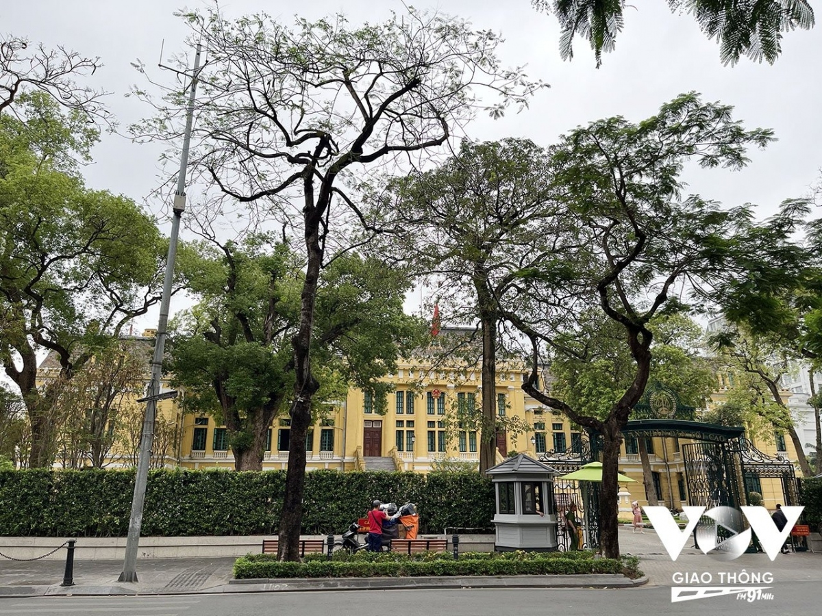 Mặt sau của Tòa án vẫn là hình ảnh quen thuộc của tòa nhà cũ từ thời Pháp