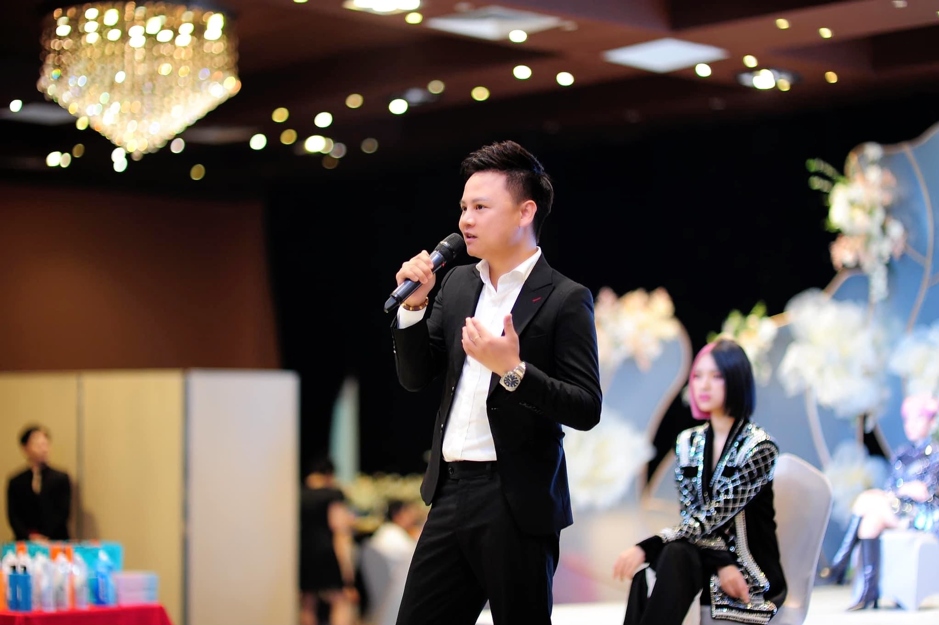 CEO Tuấn Nguyễn trong một buổi đào tạo cho các chủ hair salon về marketing