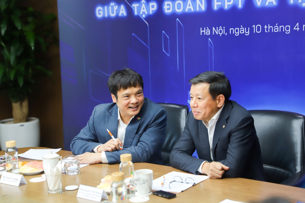 Đại diện FPT - ông Nguyễn Văn Khoa - Tổng giám đốc Tập đoàn FPT trao đổi cơ hội hợp tác với ông Nguyễn Việt Quang - Tổng giám đốc Tập đoàn Vingroup