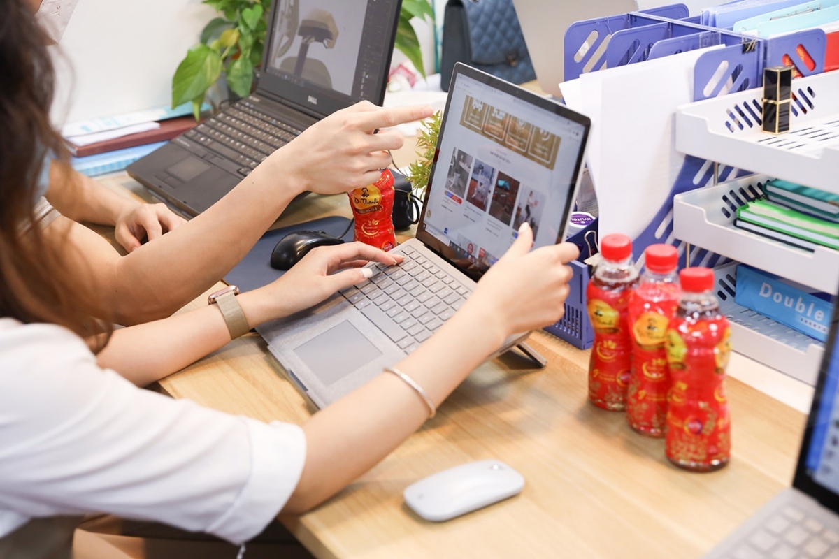 Thiếu ngủ, nóng trong người khi chạy deadline mùa hè là tình trạng nhiều người trẻ gặp phải hiện nay dẫn tới nhu cầu thanh lọc, làm mát cơ thể tăng cao - Hình minh họa