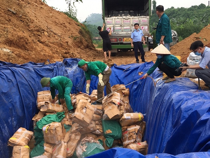 Ảnh lực lượng chức năng tiến hành tiêu hủy chân gà.