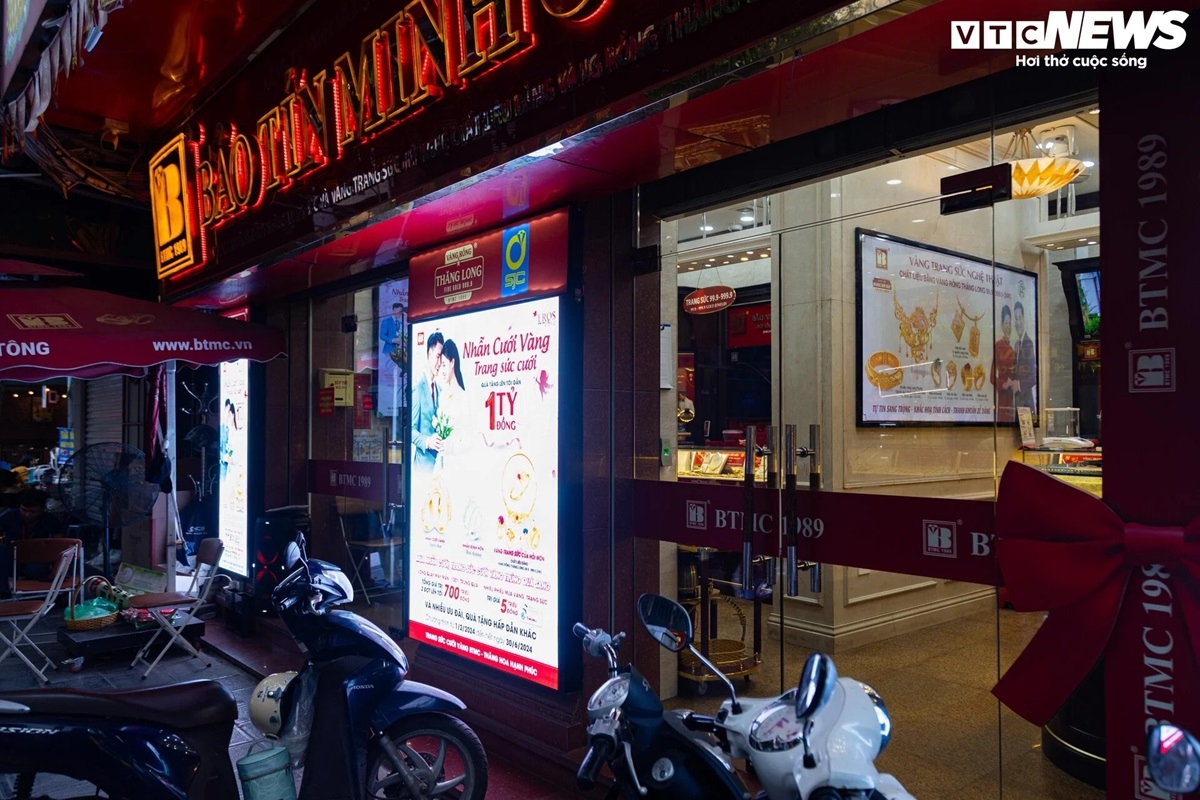 Thậm chí mới chỉ 1 ngày trước, nhiều cửa hàng tại đây vẫn đông kín khách nhưng đến chiều tối 12/4 đã vắng lặng.