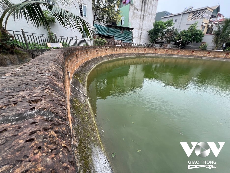 Rêu bám từng mảng quanh miệng giếng minh chứng cho sự hoài cổ, lâu năm.