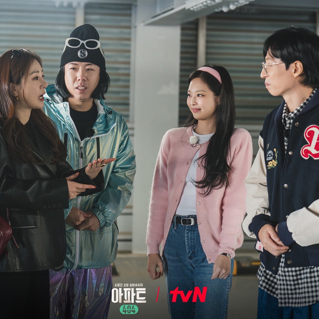 Một trong những tạo hình khác của Jennie được người hâm mộ yêu thích là bộ trang phục màu hồng đáng yêu, năng động. Jennie đã khéo léo kết hợp quần jeans với áo thun trắng sau đó khoác thêm chiếc áo khoác cardigan màu hồng để hoàn thiện bộ trang phục. Chiếc quần jeans ôm sát cơ thể, tôn lên vóc dáng hoàn hảo của Jennie. Cô nàng còn không quên kết hợp thêm một chiếc cài tóc màu hồng “ton-sur-ton” với áo khoác ngoài để hóa thân thành cô em gái nhà bên vừa ngọt ngào vừa đáng yêu.