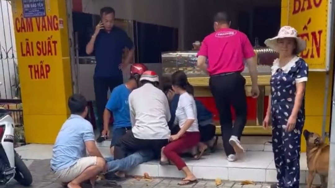 Người dân vây bắt tên cướp. (Ảnh: CACC)