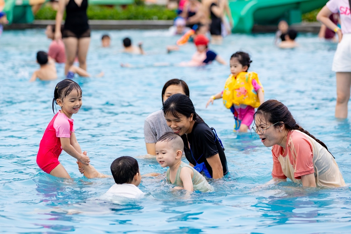 16h00 - 18h00 là khung giờ “vàng” của lễ hội với 3 khu vực trải nghiệm độc đáo, được phân chia theo sở thích cá nhân. Trong đó, khu Water Fun Zone - “Trò chơi nước vui vẻ” là điểm vui chơi thú vị nhất, thu hút đông đảo du khách, cư dân đủ mọi lứa tuổi.