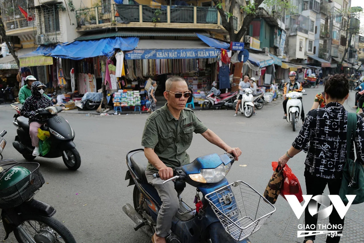 Trong suy nghĩ của nhiều người thì lực lượng chức năng thường "bỏ qua" cho lỗi vi phạm này đối với người lớn tuổi, nên nhiều người cho rằng sẽ không bị xử lý