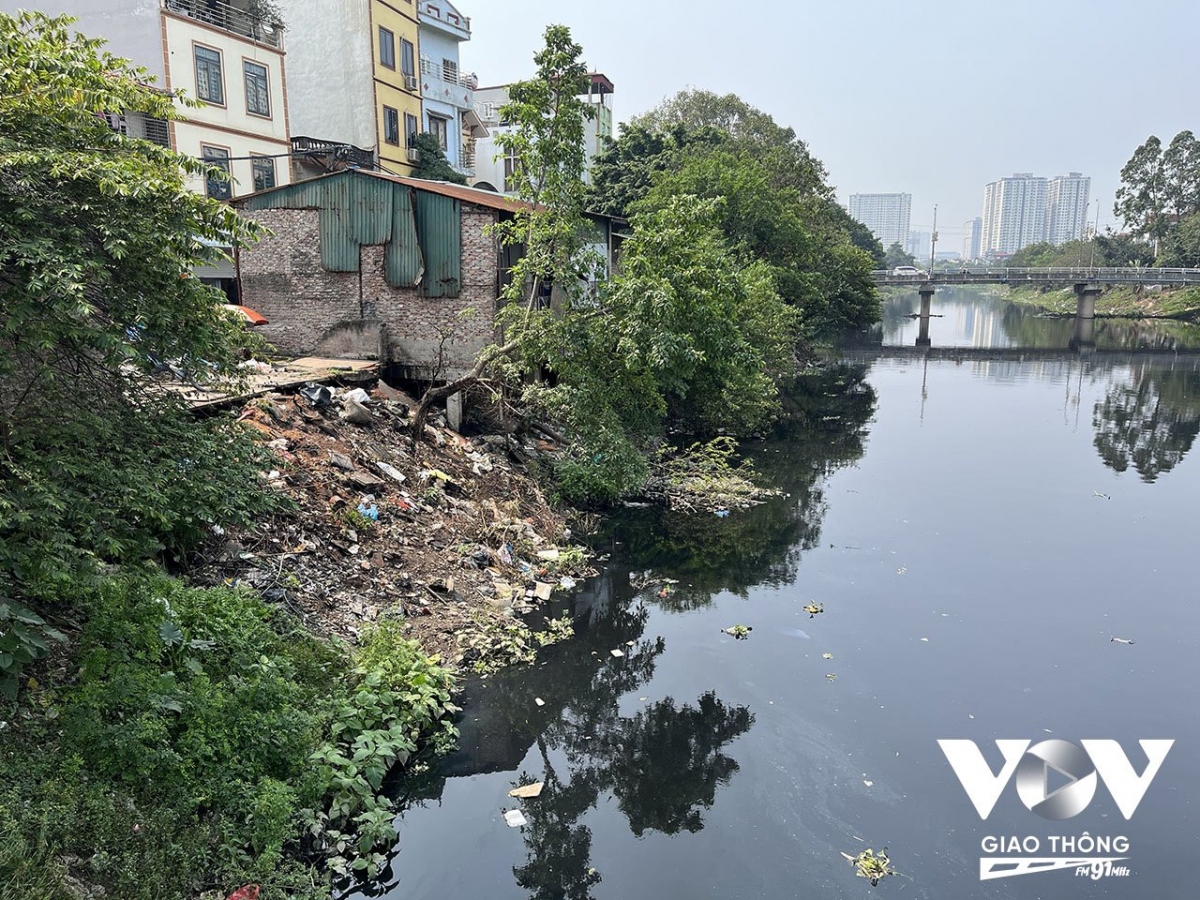 Người sống hai bên bờ sông thoải mái vứt rác thẳng xuống sông